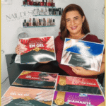 Aluna do curso Nail Designer 4.0 segurando certificados de conclusão