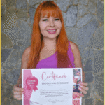 Aluna do curso Nail Designer 4.0 segurando certificados de conclusão