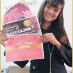Aluna do curso Nail Designer 4.0 segurando certificados de conclusão