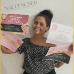 Aluna do curso Nail Designer 4.0 segurando certificados de conclusão