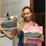 Aluna do curso Nail Designer 4.0 segurando certificados de conclusão