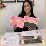 Aluna do curso Nail Designer 4.0 segurando certificados de conclusão
