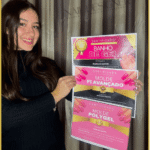 Aluna do curso Nail Designer 4.0 segurando certificados de conclusão