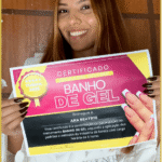 Aluna do curso Nail Designer 4.0 segurando certificados de conclusão