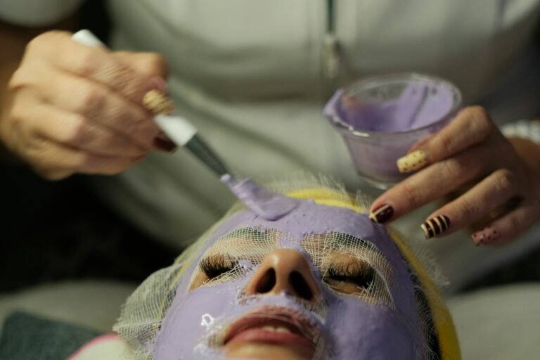 argiloterapia facial com máscara de argila aplicada com pincel em cabine