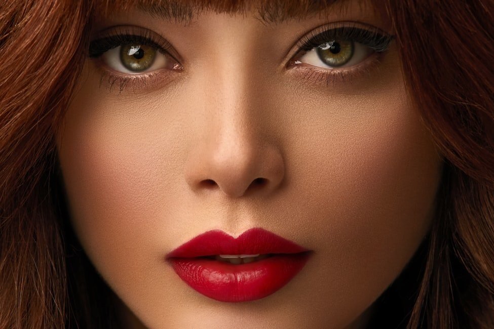 Closeup do rosto de uma mulher com labios vermelhos bem definidos