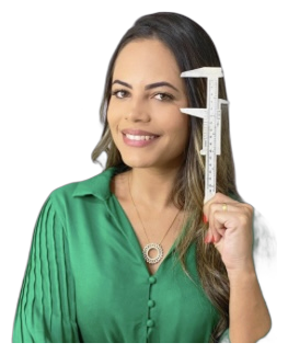 Jessica Soares, produtora do curso Sobrancelhas Perfeitas, segurando um paquimetro
