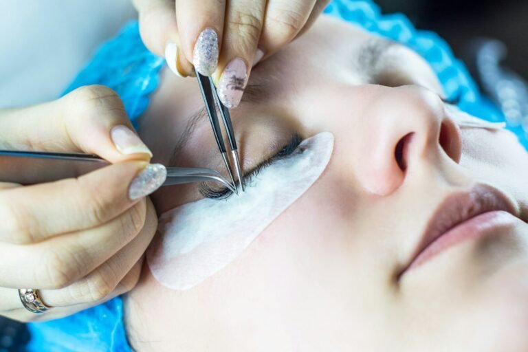 Lash designer aplicando um tipo de extensão de cílios em cliente no salão