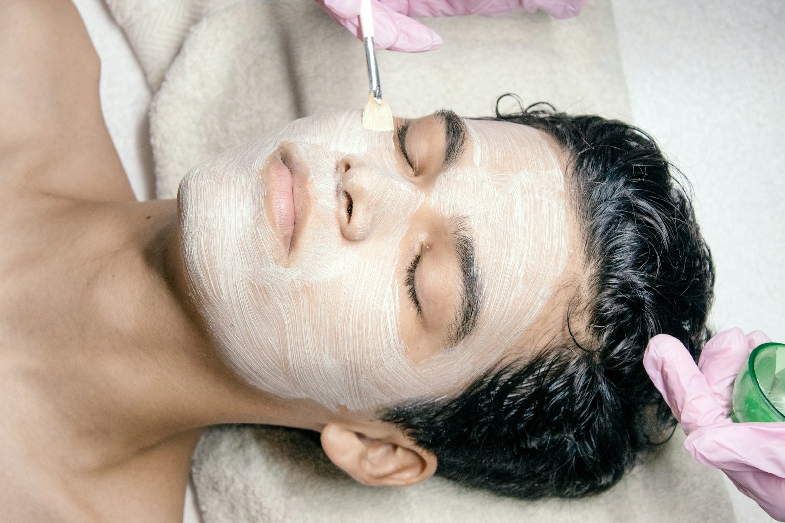 quanto custa limpeza de pele em cabine de estética com profissional de luvas