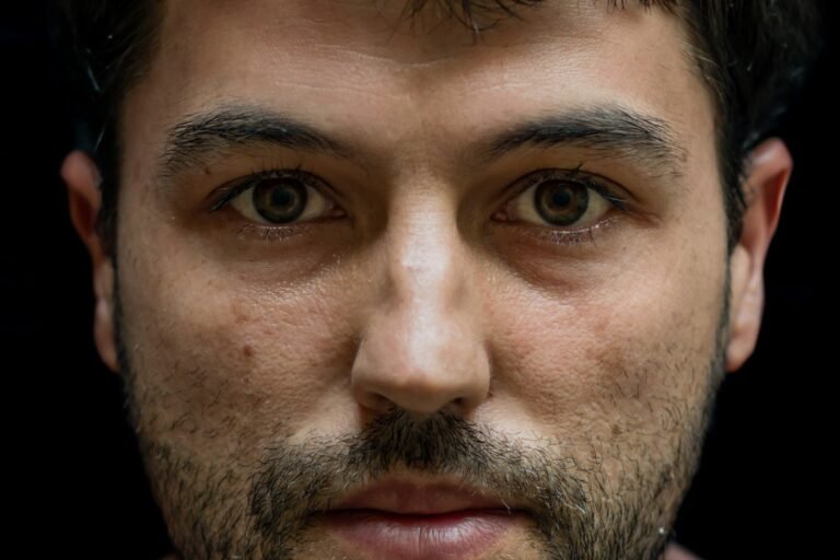 Sobrancelha masculina feita com acabamento natural: retrato frontal de um homem com barba e sobrancelhas grossas