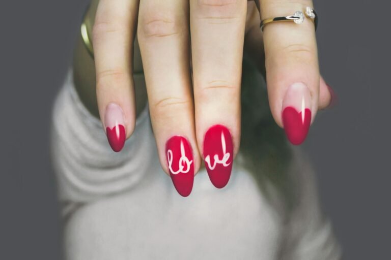 Mãos com unhas em tom rosa e acabamento brilhante, típico de unhas em gel