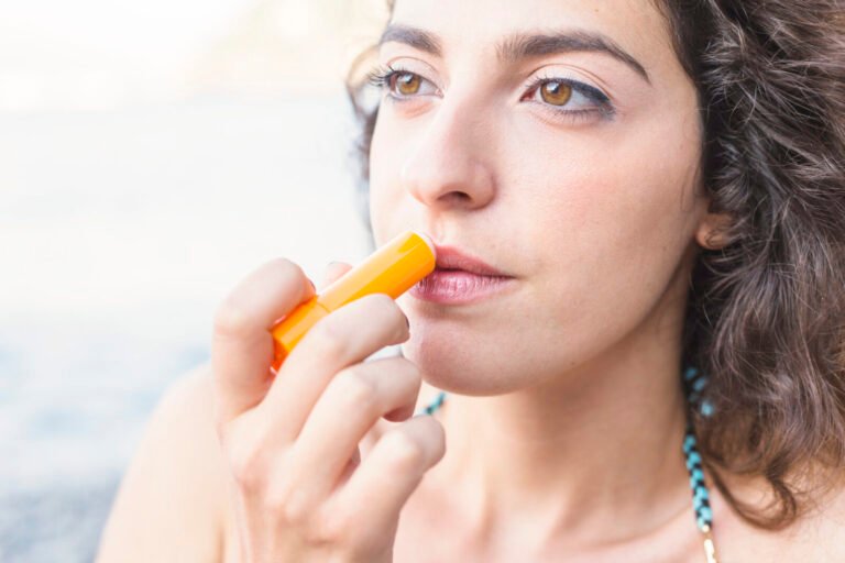 Mulher aplicando protetor labial, cuidado indicado durante as fases de cicatrização da micropigmentação labial
