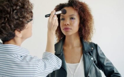 Maquiadora aplicando maquiagem em uma modelo, curso de maquiagem profissional Escola de Maquiagem