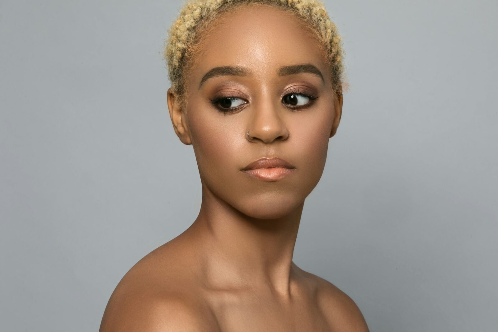 mulher de pele negra com sombra suave esfumada abaixo do osso da bochecha