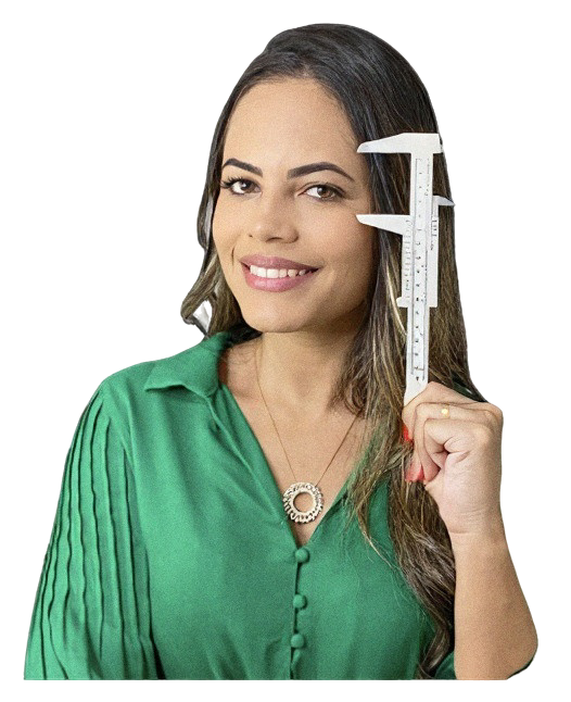 Jéssica Soares, produtora do curso Sobrancelhas Perfeitas, segurando um paquímetro