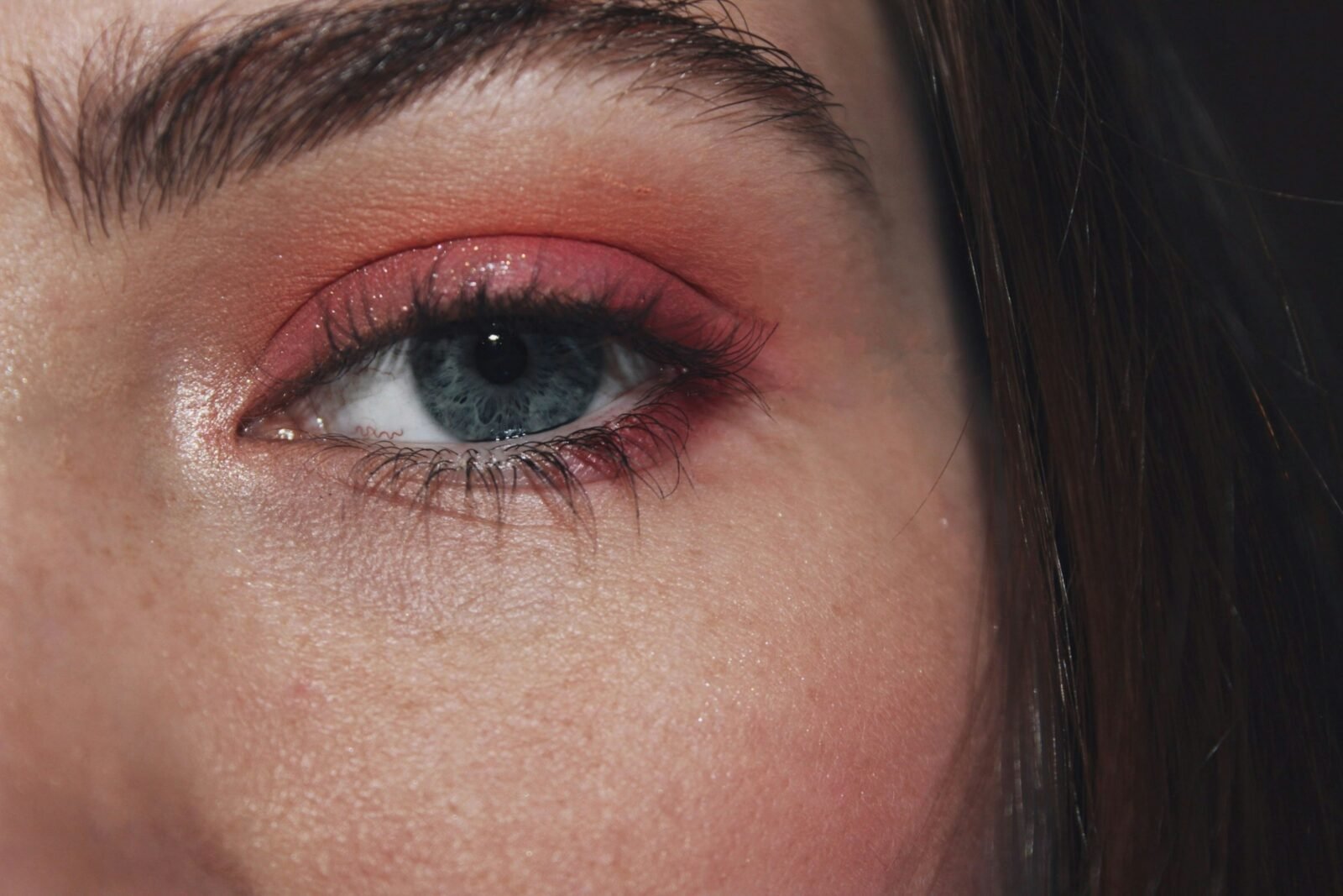 maquiagem para olhos azuis com sombra coral esfumada e cílios curvados