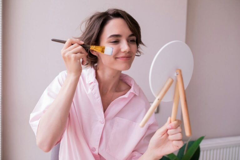 passo a passo maquiagem simples: mulher aplicando blush com pincel em frente ao espelho
