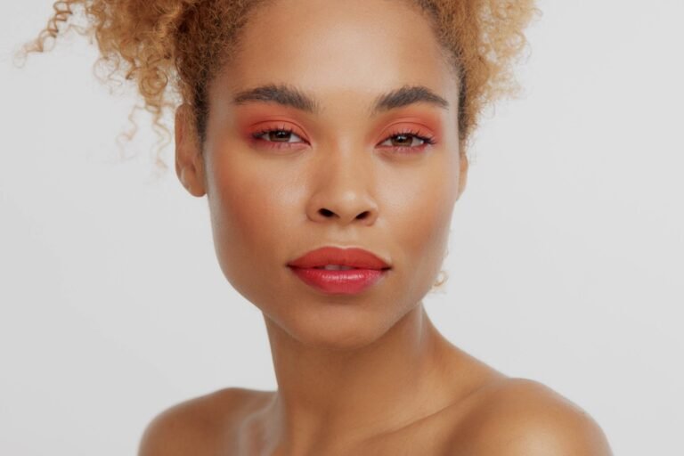 micropigmentação labial cores: modelo de pele morena com lábios em tom coral