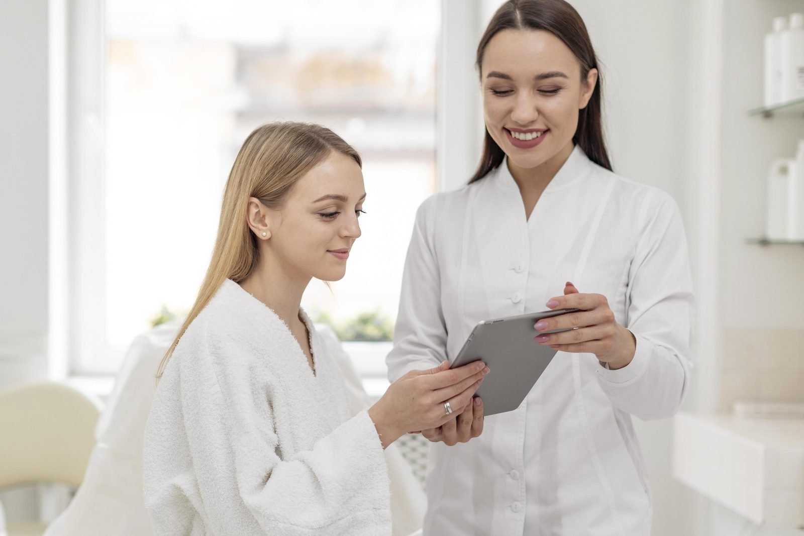 cliente tranquila conversando com a profissional antes da sessão para entender se a micropigmentação labial dói