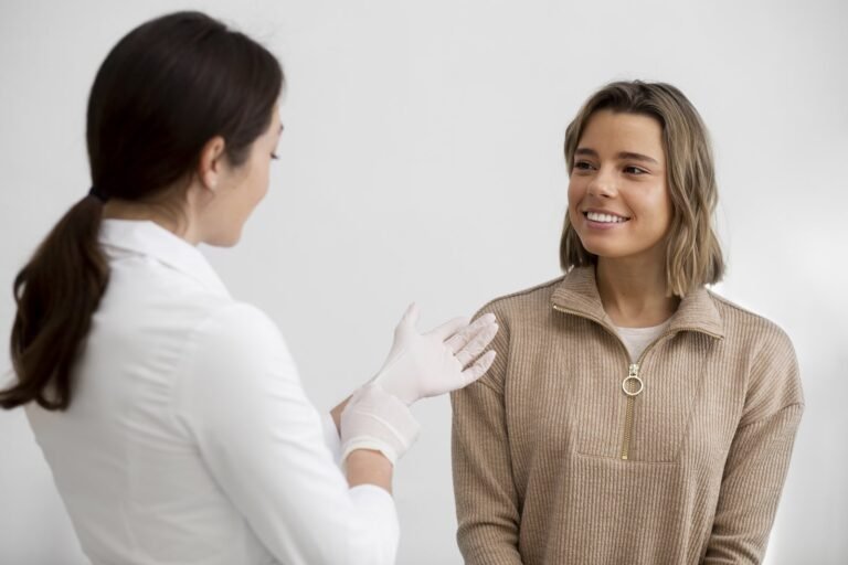 micropigmentação labial valor: profissional de luvas conversando com a cliente na avaliação
