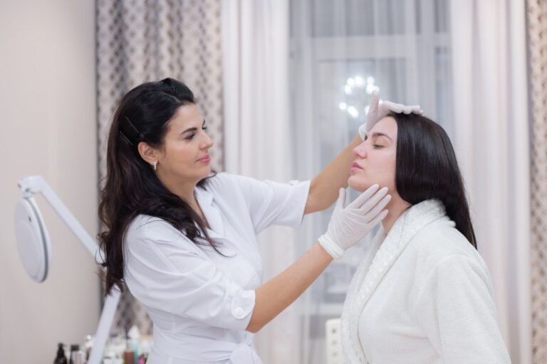 profissional de luvas avaliando o rosto e os lábios da cliente antes da neutralização labial