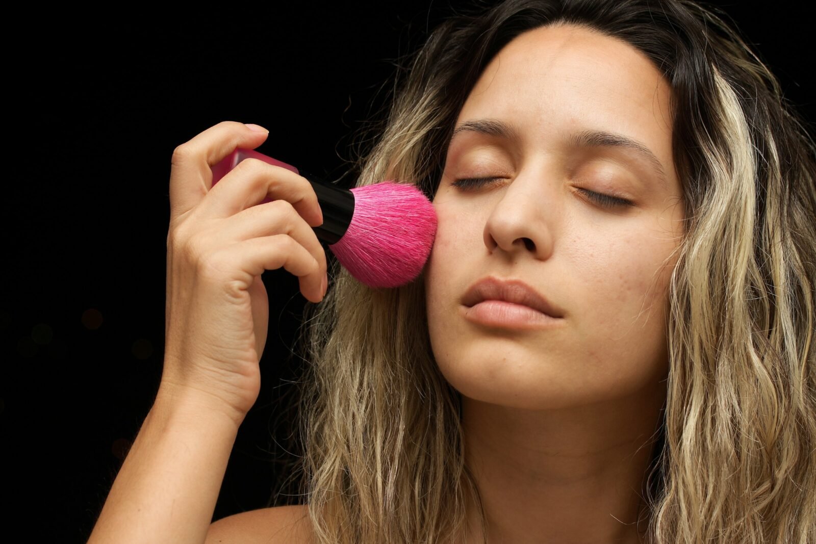 pincel fofo de blush: mulher aplicando cor na maçã do rosto