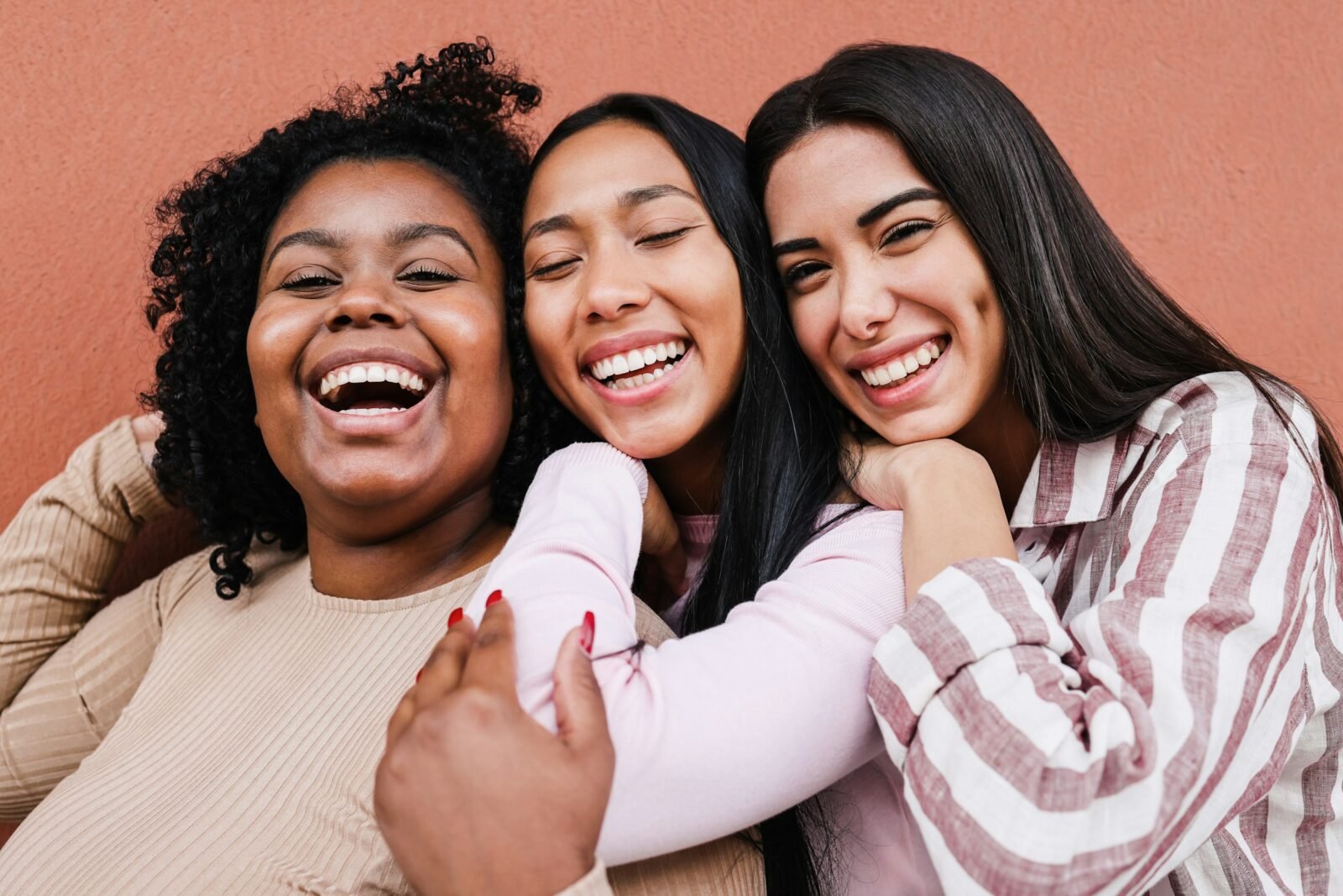 subtom em peles negras, retintas e morenas: três mulheres de tons diferentes sorrindo juntas